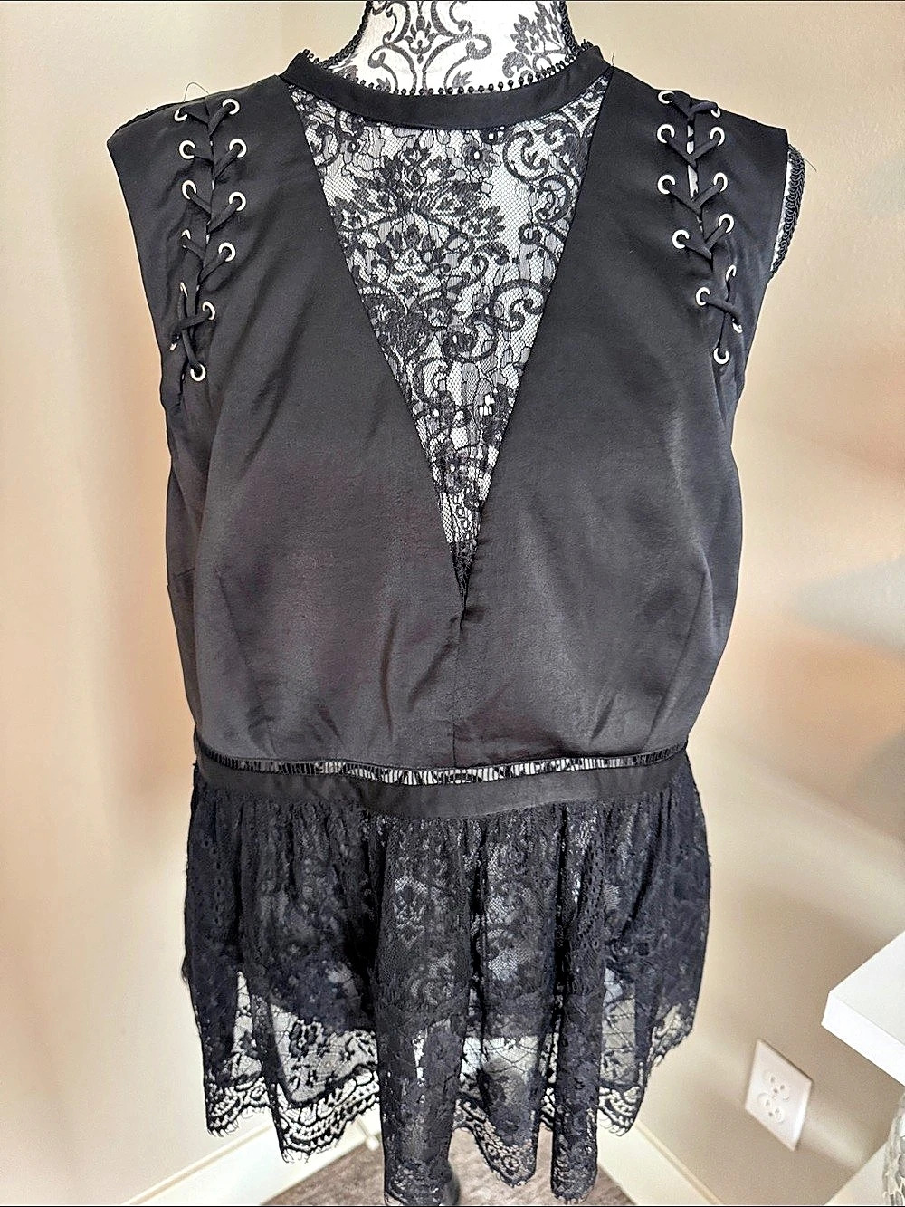 Black Lace sleeveless top guess xl